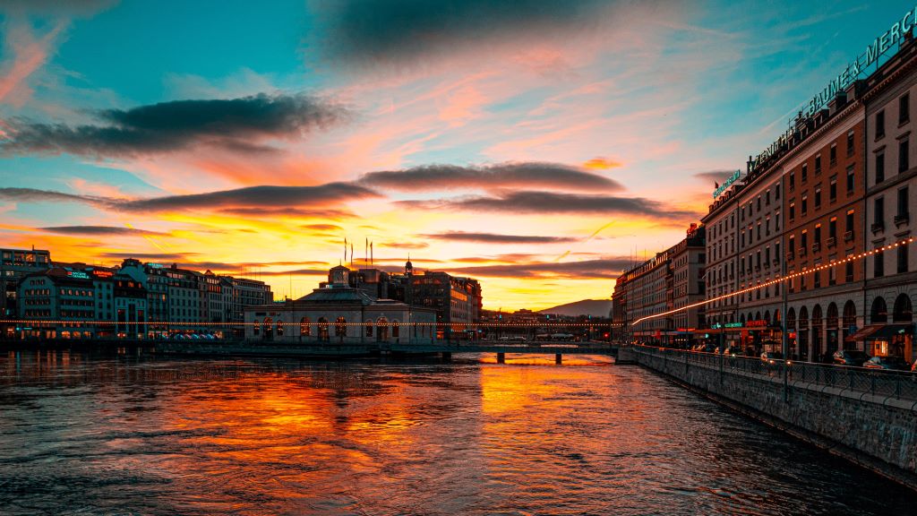 A sunset on the lake in Geneva, Switzerland